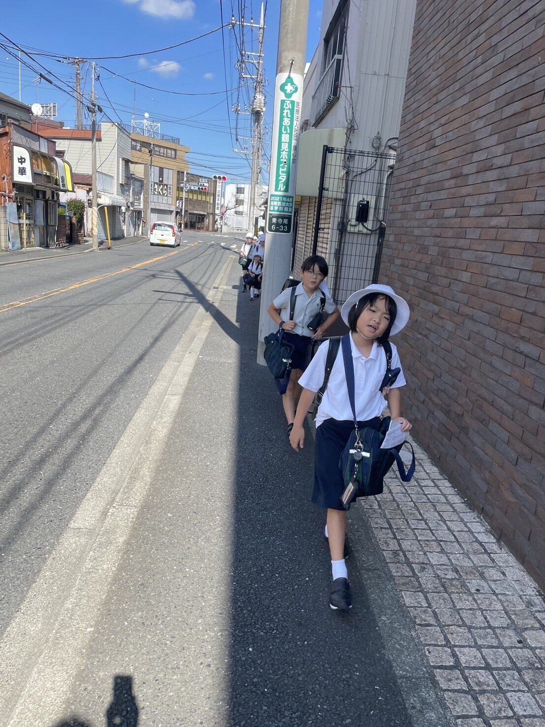 道路歩く2人.JPG