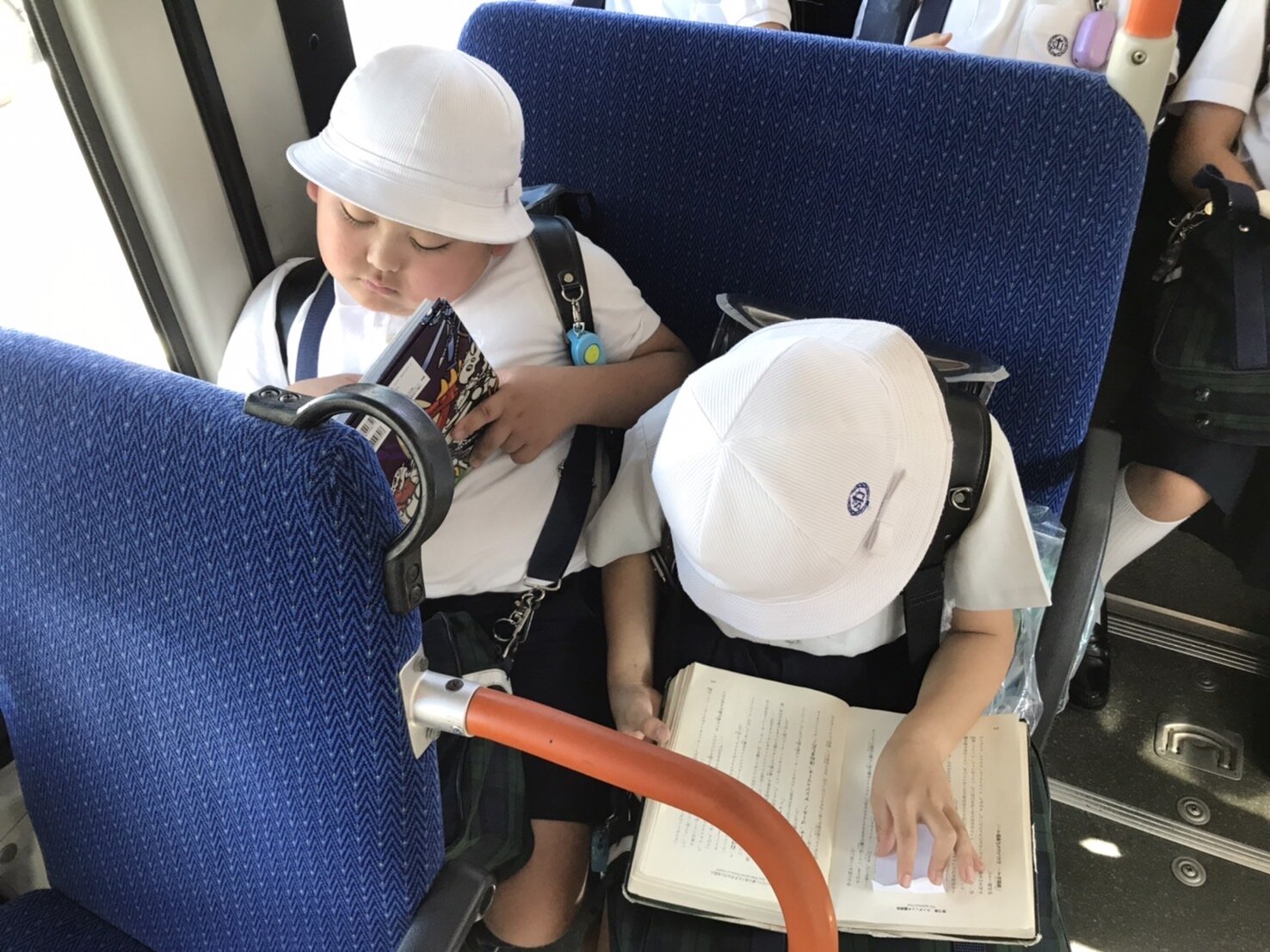 読書バス車内.JPG